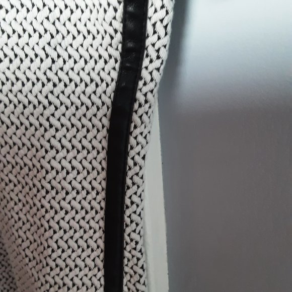 NWOT  DKNY Black and White Short Sleeve Top Size M - Picture 3 of 5